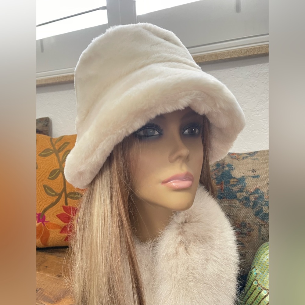 Faux fur bucket hat
Off white, creamish for ladies brand new